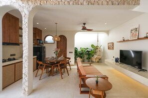 Villa, 2 habitaciones | Zona de estar | Una televisión