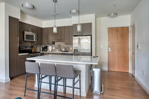 Fridge, microwave, oven, stovetop - Ideal Waltham 2BR w/ Gym & W/D, near Restaurants, by Blueground (Waltham)