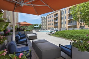 Terrace/patio - Inviting Waltham 2BR w/ Gym & In-Unit W/D, near Dining, by Blueground (Waltham)