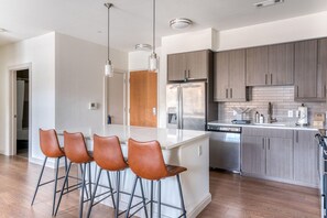 Fridge, microwave, oven, stovetop - Inviting Waltham 2BR w/ Gym & In-Unit W/D, near Dining, by Blueground (Waltham)