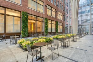 Outdoor dining - Roomy Downtown Studio w/ Gym & Laundry, nr Shopping, by Blueground (Boston)