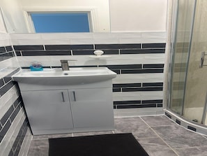 Chuveiro, secador de cabelo, toalhas de banho 