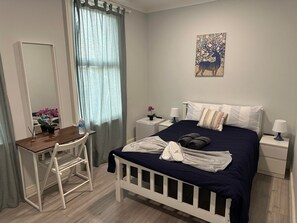 1 bedroom, iron/ironing board, WiFi, bed sheets - Apt - Sleeps 2 - Pets Ok - Acton Park & Stn Close (London)