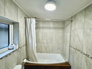 Een douche, handdoeken