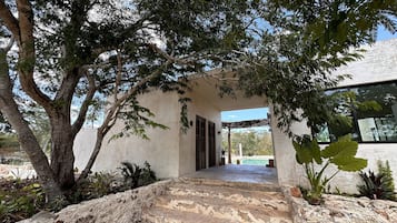 Vista frontal de la propiedad