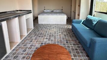 Junior kamer, uitzicht op tuin | Een kluis op de kamer, een laptopwerkplek, een strijkplank/strijkijzer