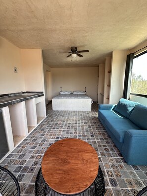 خزنة داخل الغرفة ومساحة عمل للكمبيوتر المحمول ومكواة/لوح كي