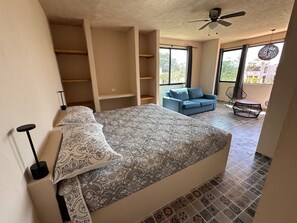 خزنة داخل الغرفة ومساحة عمل للكمبيوتر المحمول ومكواة/لوح كي