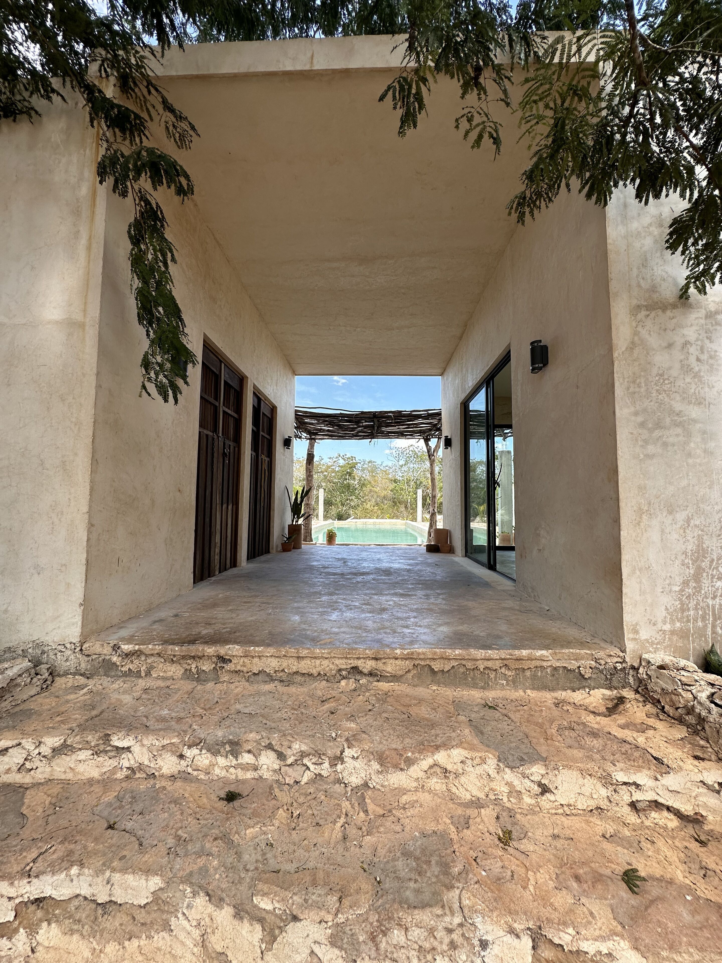 Vista frontal de la propiedad