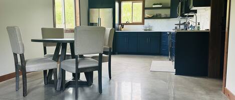 冷蔵庫、電子レンジ、オーブン、コンロ