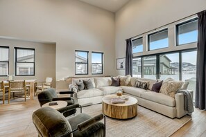 Televisión, chimenea, futbolito