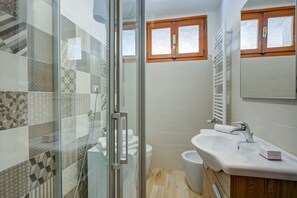 シャワー、ヘアドライヤー、ビデ、タオル