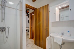 Een douche, een haardroger, een bidet, handdoeken