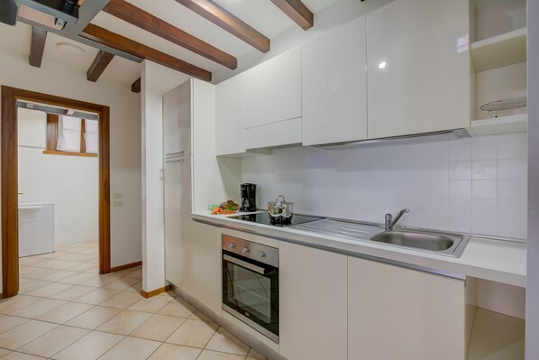 Fridge, microwave, stovetop, electric kettle - Casa Alpino 10, Riva del Garda, Italy (Riva del Garda)