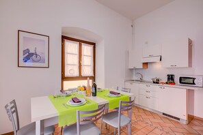 Fridge, microwave, stovetop, coffee/tea maker - Casa Alpino 7, Riva del Garda, Italy (Riva del Garda)