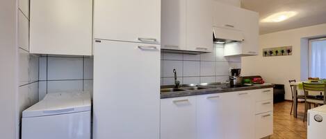 Refrigerador, microondas, placa de cocina, tetera/pava eléctrica