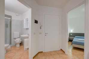 シャワー、ヘアドライヤー、ビデ、タオル