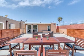 Outdoor dining - Roomy Marina Del Rey 3BR, nr Beach, Shops & Canals, by Blueground (Los Angeles)