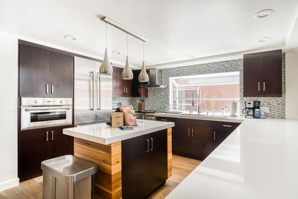 Fridge, microwave, oven, stovetop - Roomy Marina Del Rey 3BR, nr Beach, Shops & Canals, by Blueground (Los Angeles)