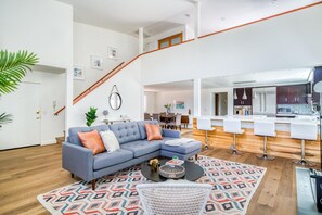 TV, stereo - Roomy Marina Del Rey 3BR, nr Beach, Shops & Canals, by Blueground (Los Angeles)