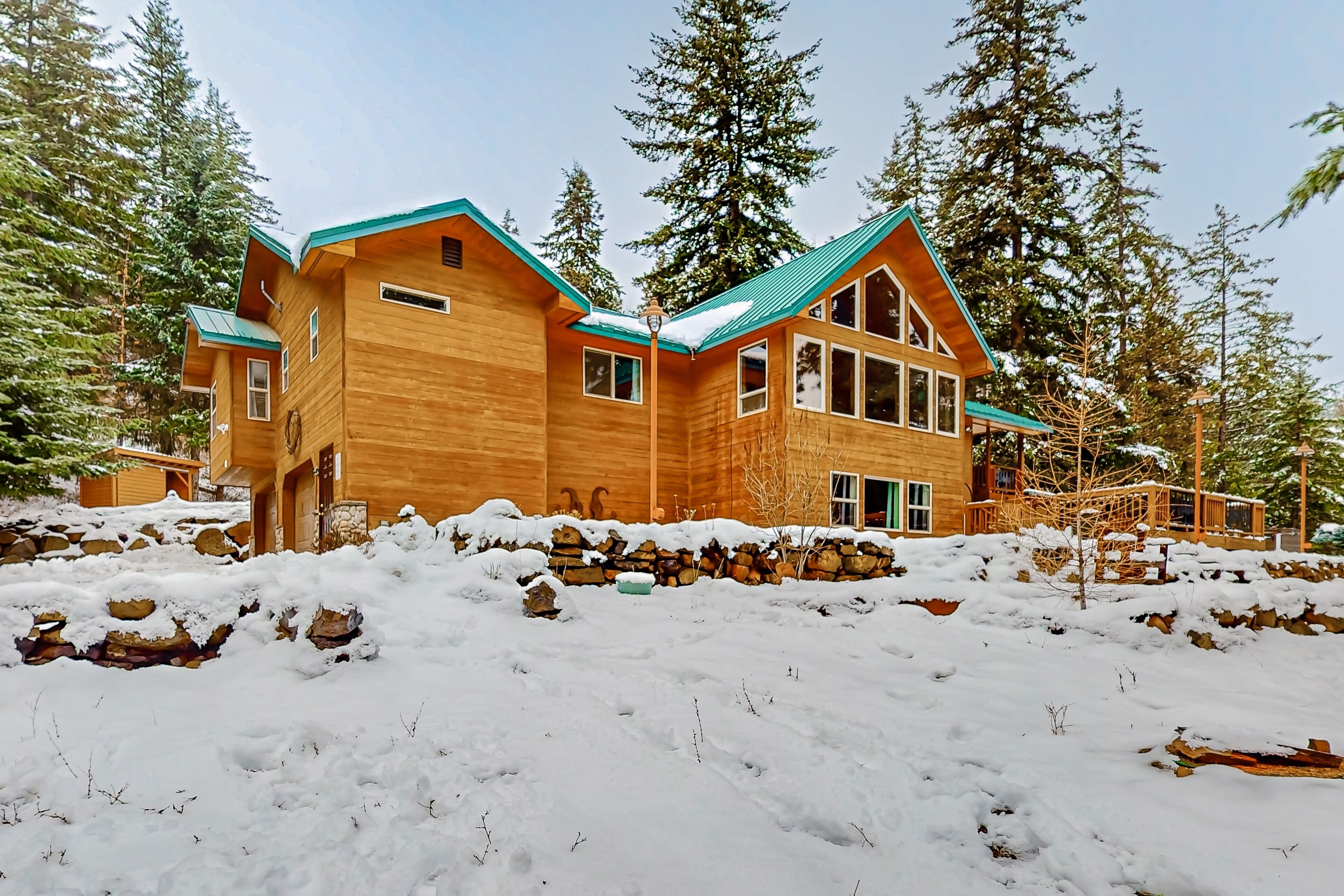 Spacious cabin with mountain views, saltwater hot tub, wood stove, & pool table