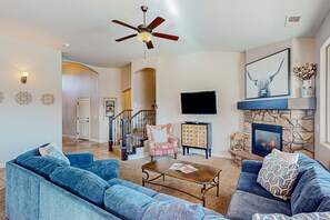 Téléviseur, foyer, lecteur de DVD, table de baby-foot