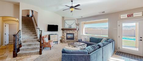 Televisión, chimenea, reproductor de DVD y futbolito