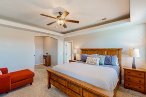5 bedrooms, iron/ironing board, Internet, bed sheets - Spacious home with enclosed yard, pool, firepit, foosball table, fireplace, & AC (Hurricane)