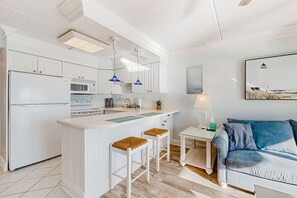 Frigorífico, microondas, horno y placa de cocina