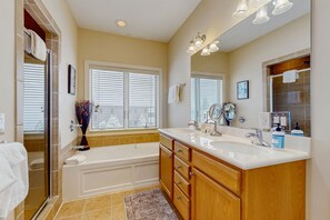 Towels - Condo with panoramic views, spacious balcony, games, soaking tub, W/D, & AC (Sugar Mountain)