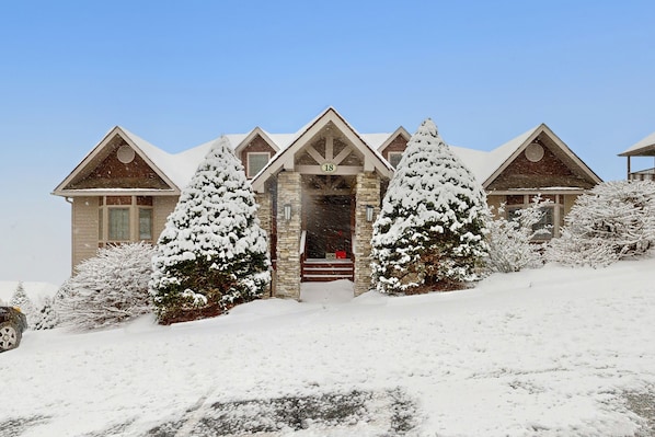 Exterior - Condo with panoramic views, spacious balcony, games, soaking tub, W/D, & AC (Sugar Mountain)