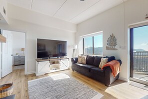 TV - 8th-floor condo with mountain view, pools, hot tubs, saunas, & gym (Sugar Mountain)
