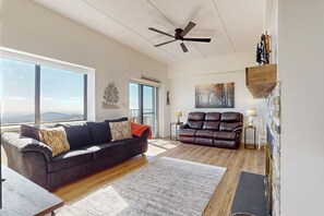 TV - 8th-floor condo with mountain view, pools, hot tubs, saunas, & gym (Sugar Mountain)