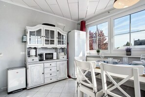 Fridge, microwave, oven, stovetop - Holiday Home 'Rügenferienhaus Komplett' with Shared Terrace, Shared Garden and Wi-Fi (Schaprode)