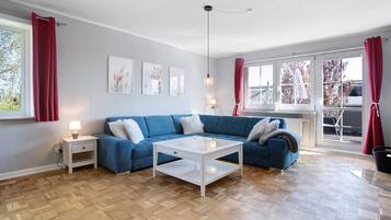 Fernseher, Kamin, Tischtennisplatte