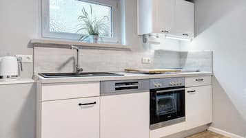 Een koelkast, een magnetron, een oven, een kookplaat