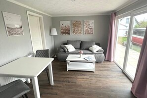 TV, ping pong - Apartment 'Boddenferienhaus - 11 Seemannsgarn' with Shared Terrace, Shared Garden and Wi-Fi (Schaprode)