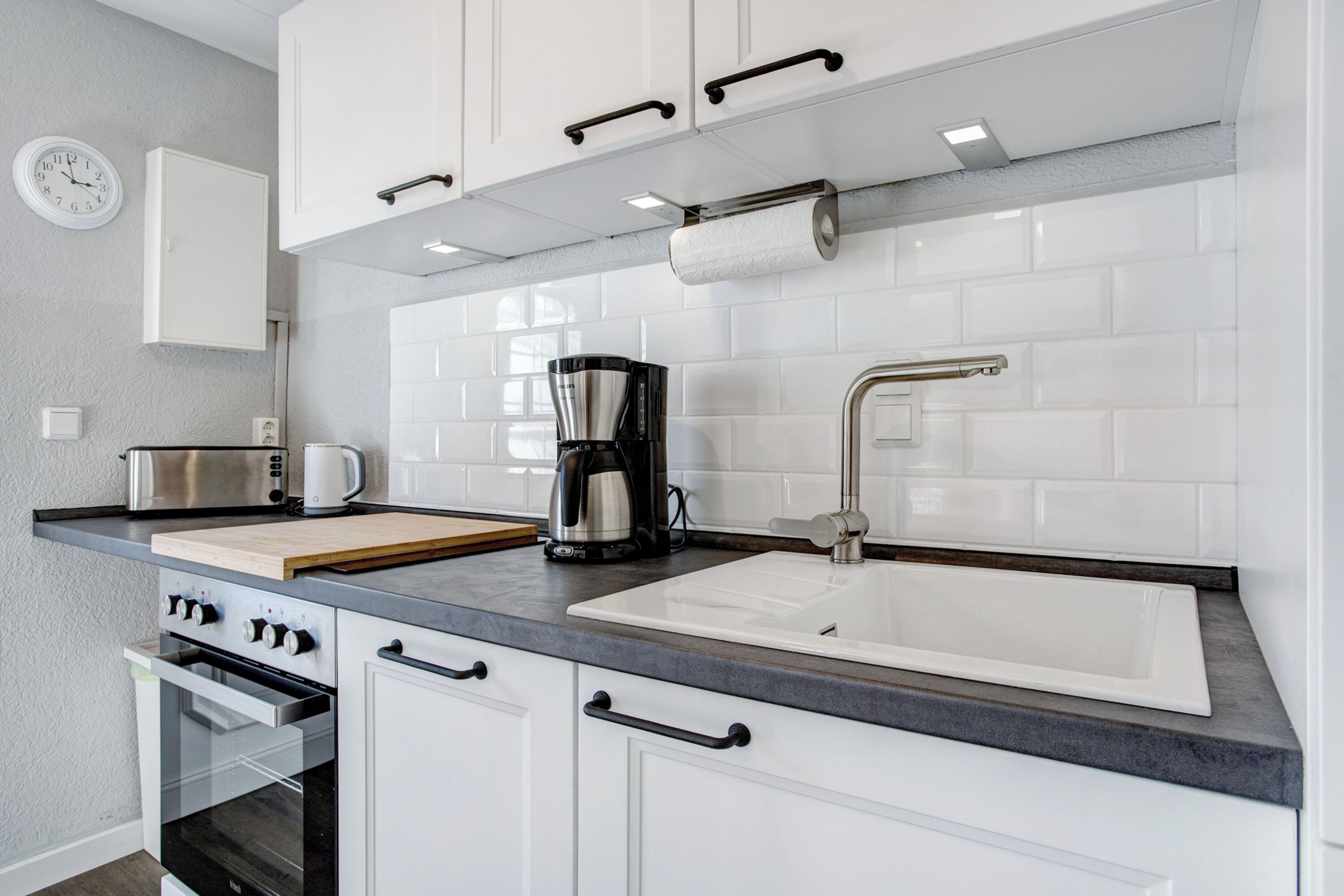 Kjøleskap, ovn, kokeplater og oppvaskmaskin