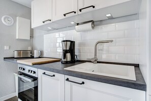 Kjøleskap, ovn, kokeplater og oppvaskmaskin