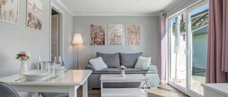 Una televisión, una mesa de tenis de mesa