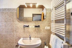 Douche, articles de toilette gratuits, sèche-cheveux