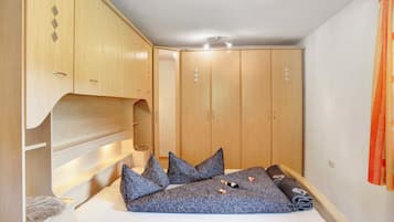 1 bedroom, free WiFi, bed sheets