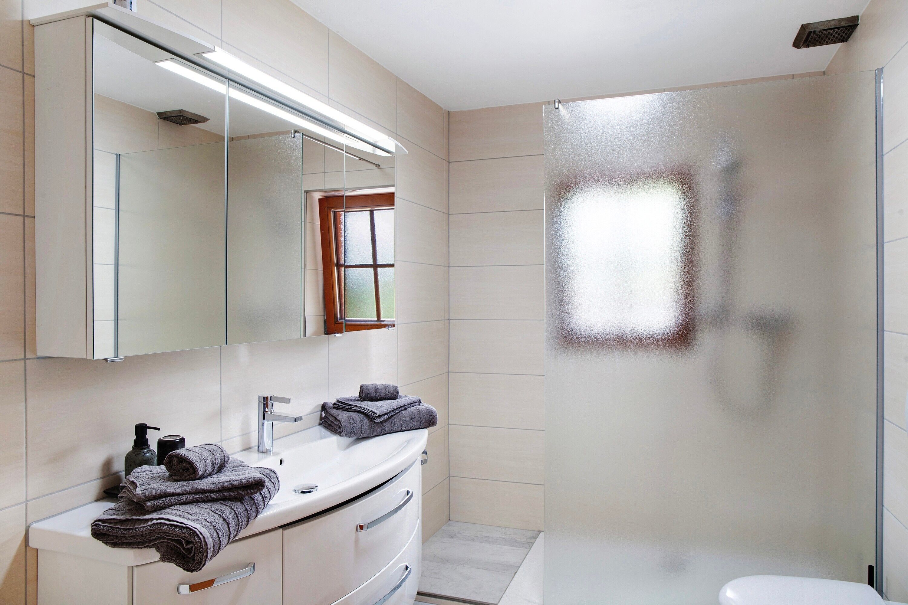Dusche, kostenlose Toilettenartikel, Haartrockner, Handtücher