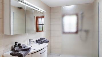 Dusche, kostenlose Toilettenartikel, Haartrockner, Handtücher
