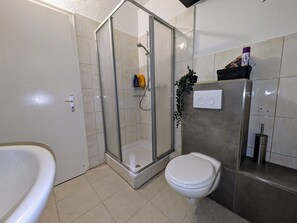 Shower, hair dryer, towels - Apartment 'Appartement - Hotel Enschede' with Balcony and Wi-Fi (Gronau)