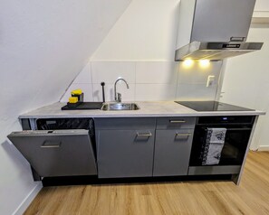 Fridge, microwave, oven, stovetop - Apartment 'Appartement - Hotel Enschede' with Balcony and Wi-Fi (Gronau)