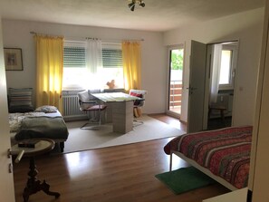 Escritorio, wifi gratis y ropa de cama 