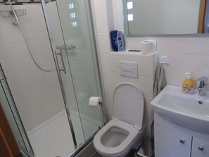 Douche, sèche-cheveux, serviettes fournies