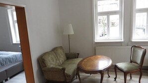 Une pièce comprenant un lit, un canapé, une table et deux chaises.