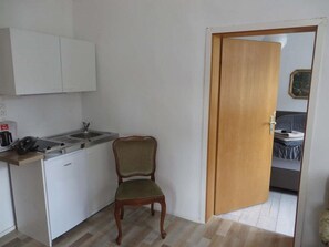 Réfrigérateur, plaque de cuisson, bouilloire électrique